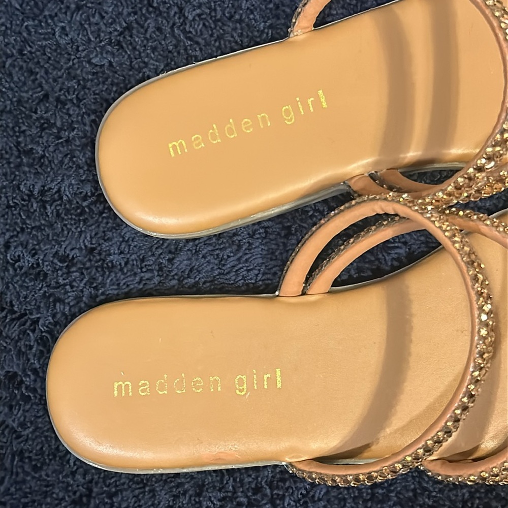 MADDEN GIRL Gold Sparkle Flat Sandals Size 7.5 - Picture 2 of 5